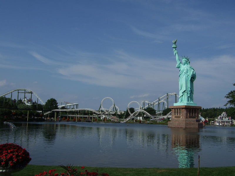 Illustration for article titled Bizarre Replicas of the Statue of Liberty and the Eiffel Tower
